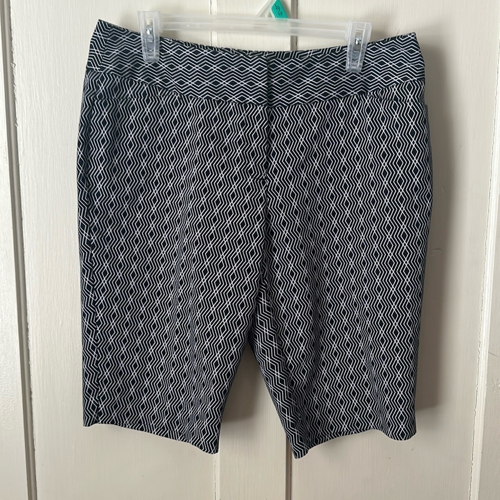 Worthington Black and White Shorts size 10